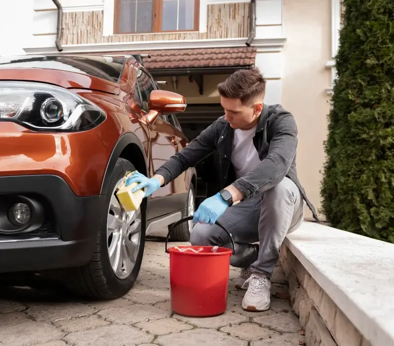 Lavage auto à domicile Saint-Florent : professionnel intervenant sur un véhicule